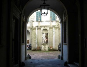 Palazzo Bianchi Bandinelli corte